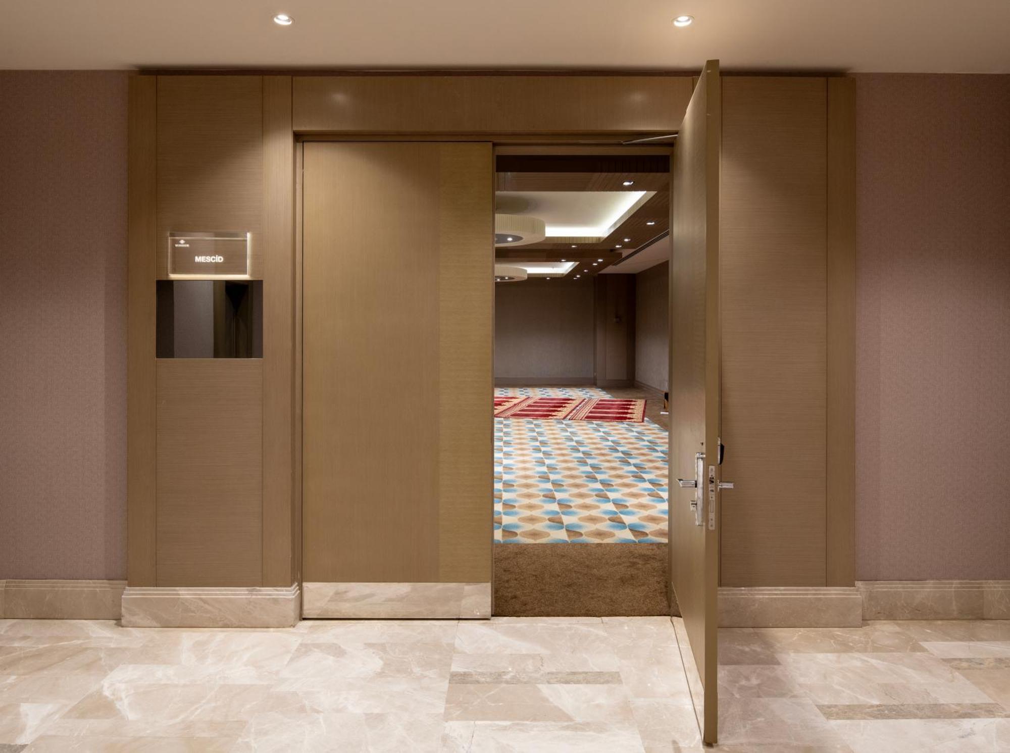 Windsor Hotel & Convention Center Istambul Exterior foto A soundproof door
