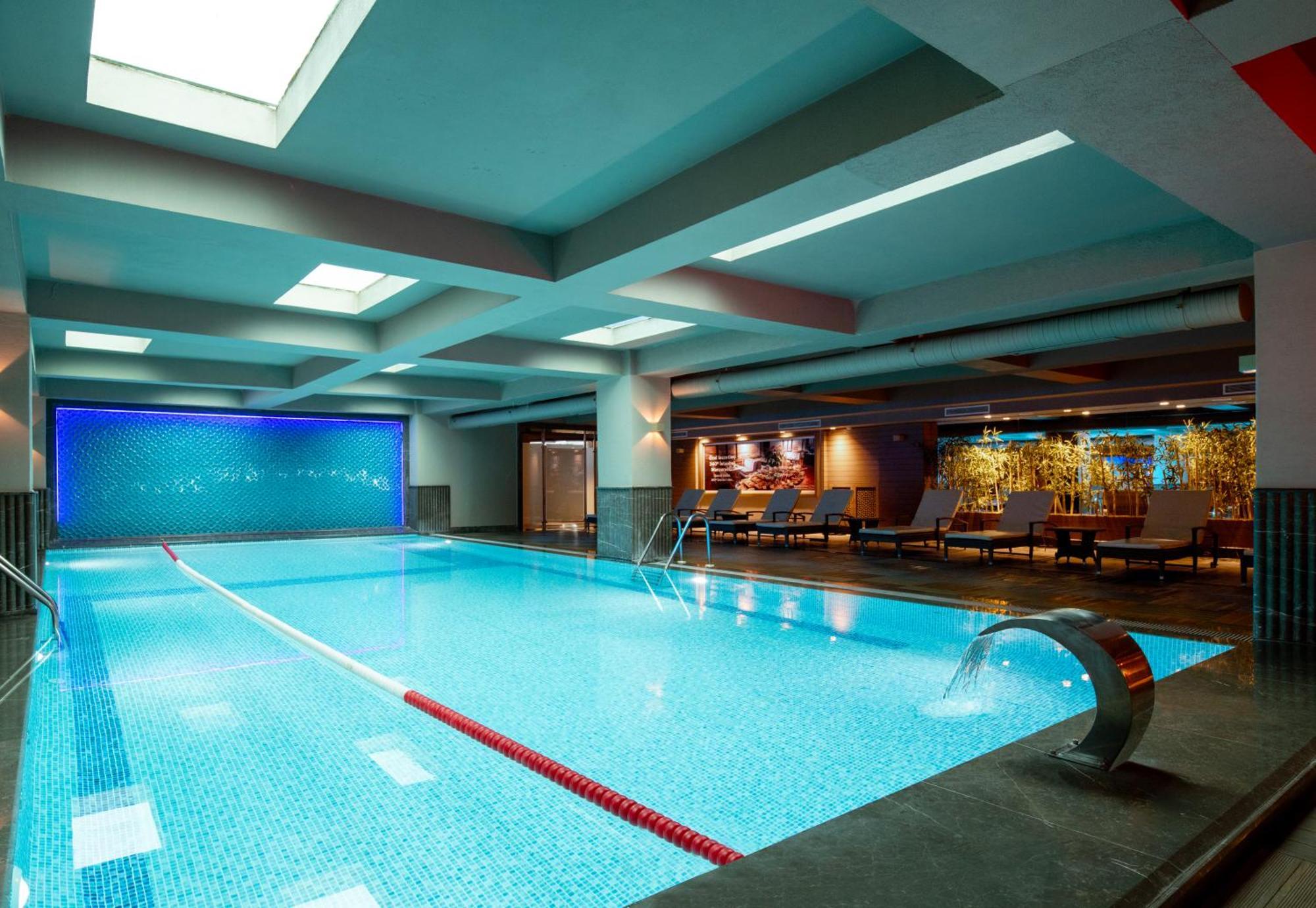 Windsor Hotel & Convention Center Istambul Exterior foto The swimming pool at the hotel
