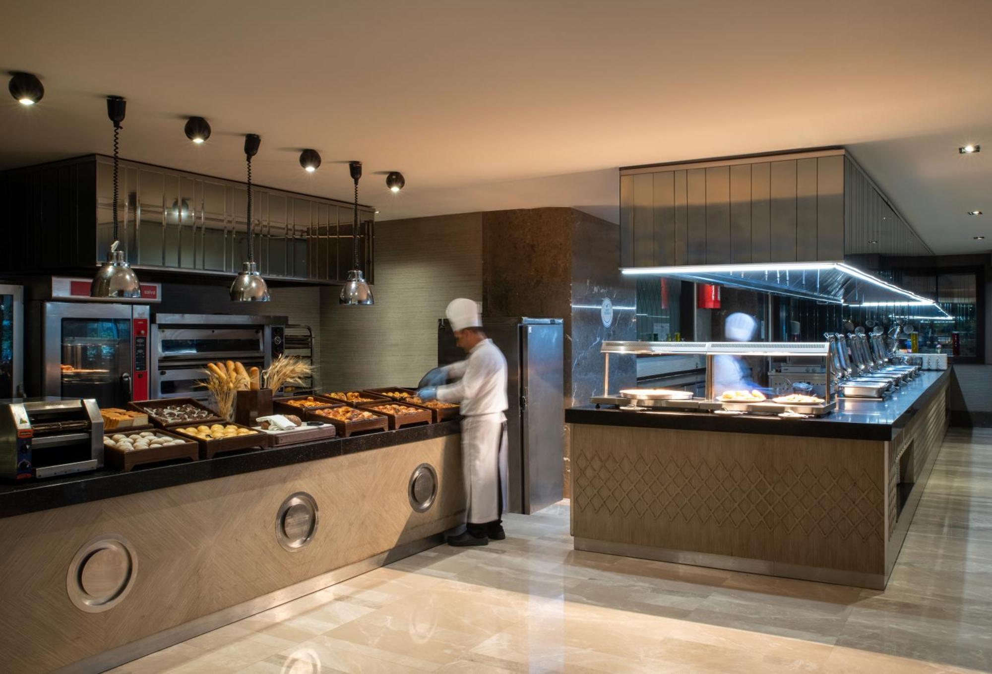 Windsor Hotel & Convention Center Istambul Exterior foto A buffet at a hotel